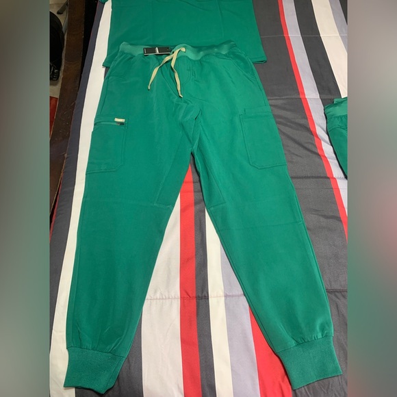 LG Emerald Green scrub Top and 31” inseam fit Joggers From Code NXT Scrubs (MEN) - Picture 3 of 5